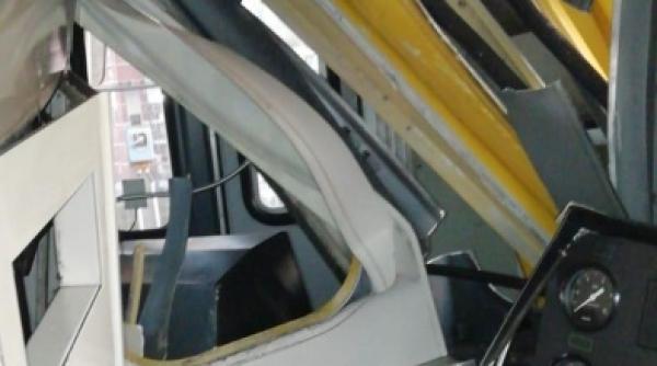 Accident feroviar. Un tren de pasageri a lovit un camion