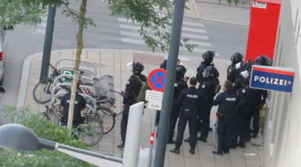 Austria. Un român a pus pe jar poliția vieneză. Bărbatul a tras cu o arma de la geamul apartamentului