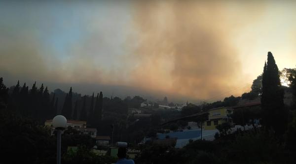 Grecia. Mai multe hoteluri, evacuate din cauza unui incendiu - VIDEO