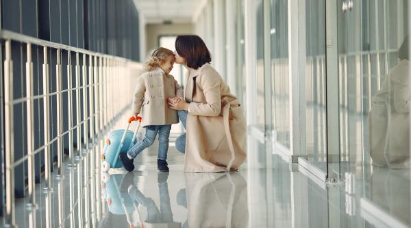 Reguli stricte pentru copiii de peste trei ani, care se întorc în România din vacanța petrecută într-o țară de pe lista roșie