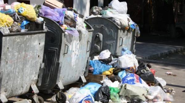 Un bărbat fără adăpost a găsit într-un container de gunoi 20.000 de lei. Iată ce a făcut cu banii