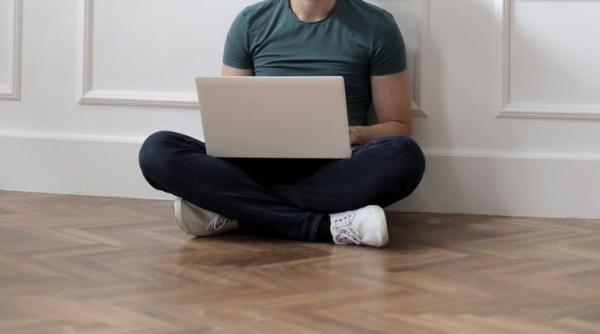 Un român a înşelat mai mulţi oameni folosind cazurile unor copii bolnavi pe internet