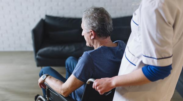 Vești bune pentru mii de românce care au grijă de bătrâni în condiții umilitoare, în Italia, Austria și Germania: „Trebuia să stau drepți!”