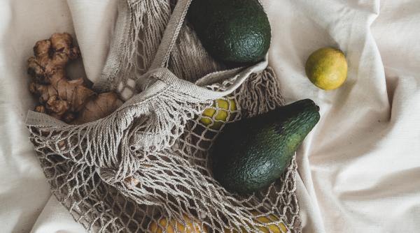 Avocado la grătar cu ghimbir şi miso: gustare sănătoasă, perfectă pentru zilele de vară. Se prepară în 15 minute