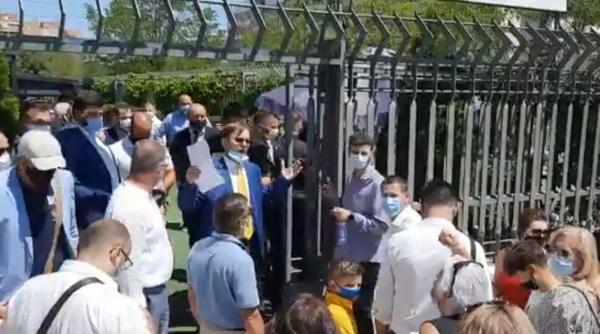 SCANDAL la PNL Spania. Alegeri cu poliţia la uşa hotelului. Sute de liberali, opriţi de paznici la uşă. O ambulanţă a fost chemată