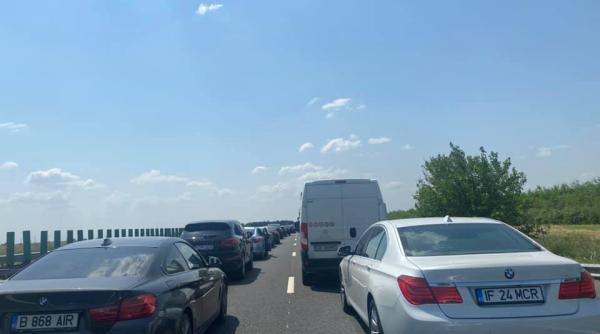 Turiștii se plâng de litoralul românesc, dar de trei zile sunt cozi de kilometri spre mare