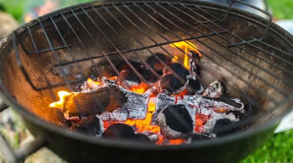 Un copil român de patru ani a ajuns cu arsuri grave la spital după ce a căzut pe grătarul încins