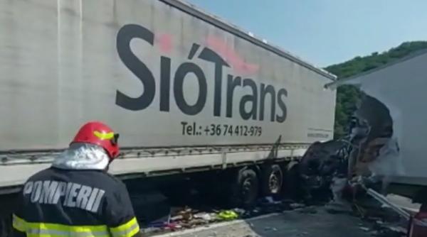 Accident cumplit în Mehedinți. Un om a murit încarcerat, după ce şoferul unei autoutilitare a depăşit linia continuă şi a lovit un TIR