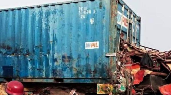 Cel puţin 28 de MORȚI într-un accident dintre un AUTOCAR și un TIR