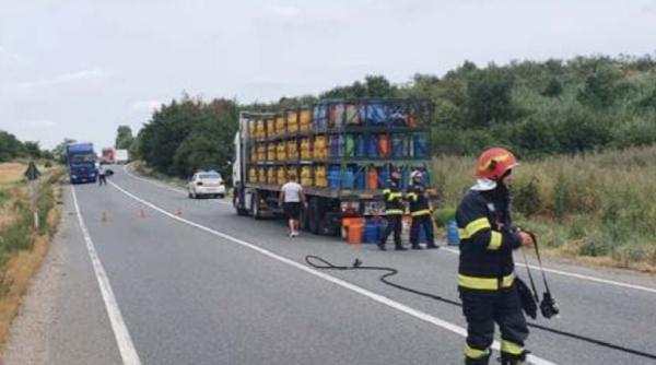 Pericol pe un drum național. 14 butelii cu gaz au căzut dintr-un TIR pe DN 19 în Bihor