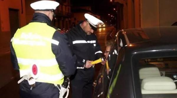 Italia. Un șofer român riscă o amendă de 6000 de euro. A condus beat și fără un cauciuc