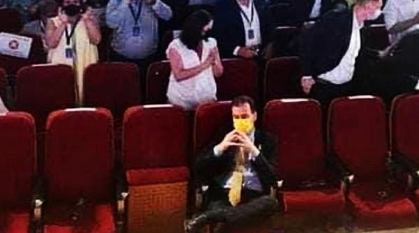 Orban, aluzie la poza virală în care pare abandonat de partid: „Cine umileşte preşedintele PNL umileşte partidul în ansamblul său”