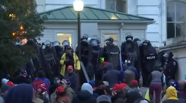 Prima condamnare la închisoare pentru atacul de la Capitoliul SUA. Cât a primit fanul lui Trump