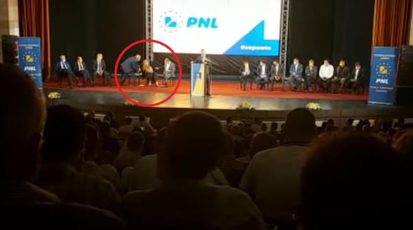Roberta Anastase, incident în timpul unui discurs, la PNL Prahova: A căzut cu scaunul pe scenă - Imagini VIDEO