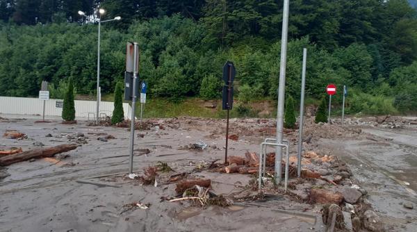 Rupere de nori în Bușteni. Circulația este blocată pe DN1