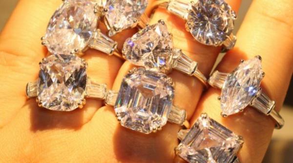 Marea Britanie. O româncă a furat diamante, de peste 4 milioane de lire sterline şi le-a înlocuit cu pietricele din grădină 