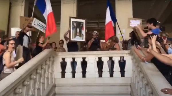 PROTEST în Franţa. Manifestanţii au intrat în sediul unei primării. Se cere demisia preşedintelui Macron: "NU certificatului sanitar!" - VIDEO