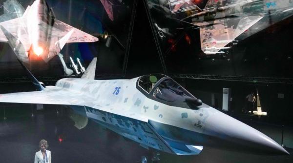 Rusia a prezentat "Șah Mat", un avion de război de ultimă generație care se poate lupta cu americanul F-35 Stealth