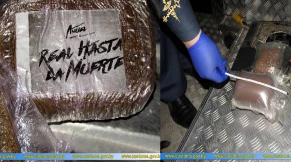 Zeci de kilograme de cannabis, depistate în rezervorul unui autovehicul. Șoferul moldovean riscă 15 ani de închisoare