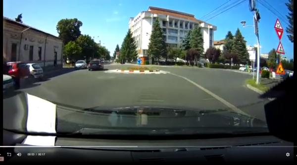 Două șoferițe au făcut ravagii în Gorj: au intrat pe contrasens, au tăiat calea altor mașini. Poliția le caută