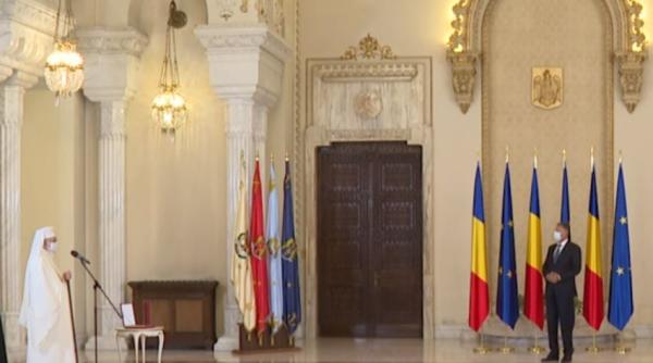 Patriarhul Daniel, decorat de președintele Klaus Iohannis, într-o ceremonie la Palatul Cotroceni