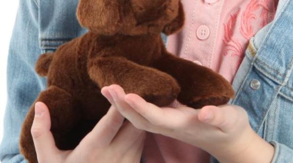 O româncă şi-a abandonat fetiţă de 6 ani la o vecină, pentru că voia să îşi refacă viaţa  