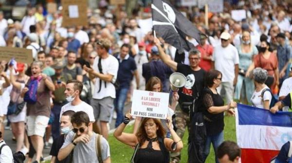 Franţa. Proteste antivaccinare în mai multe oraşe. Ciocniri cu forţele de ordine la Paris