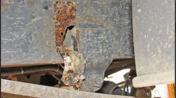 Germania. Dubă înmatriculată în România, cu găuri de rugină acoperite cu spumă poliuretanică. Poliția a confiscat numerele pe loc