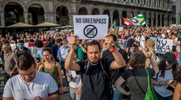 Italia. Proteste în mai multe orașe, împotriva noilor măsuri care afectează persoanele nevaccinate: "Nu paşaportului sanitar!"