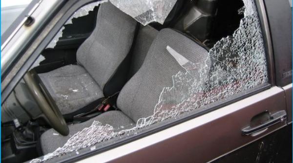 Italia. Un român, deghizat în agent de pază, spărgător de mașini într-o parcare