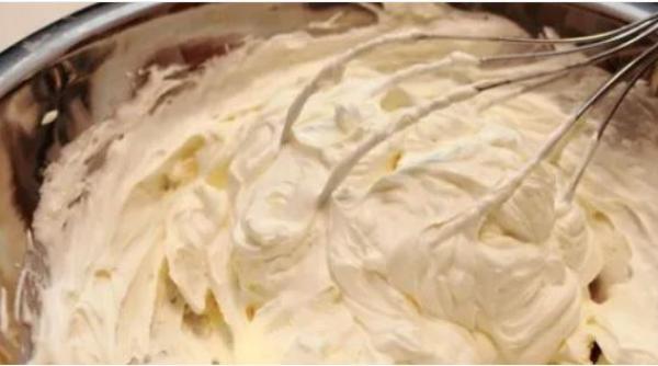 Tort dietetic cu iaurt și nucă de cocos. Fără coacere și simplu de făcut. Are un singur neajuns: se termină prea repede  