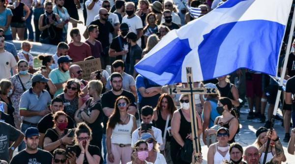 Grecia Zeci de arestări după un protest anti-vaccinare. Manifestanții au aruncat cu pietre şi dispozitive incendiare