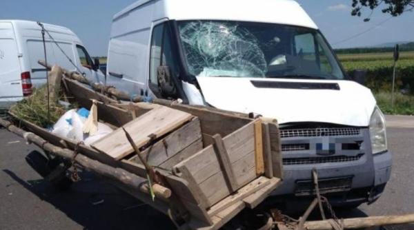 O femeie în stare gravă, iar alte patru persoane rănite uşor. Căruţă, spulberată de o mașină în Vrancea