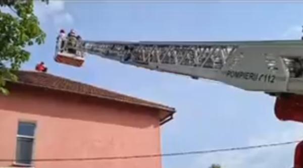 Doi români au ameninţat că se aruncă de pe Casa de Pensii. Negociatorii au fost chemaţi la faţa locului