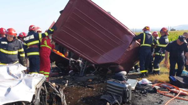 Familii de români, distruse din imprudenţa unui şofer. Cine-i vinovat de producerea accidentului cu şapte morţi de pe E85