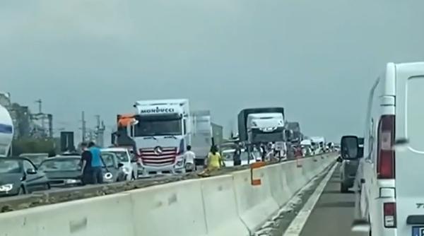 Italia. Zeci de mașini cu parbrizele sparte pe o autostradă, după o grindină puternică - VIDEO