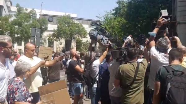 Liviu Dragnea a ajuns la DNA. Susținătorii au aruncat cu ouă în contestatari - VIDEO