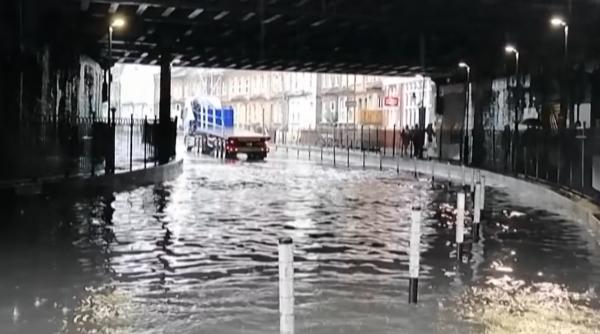 Marea Britanie. Inundaţii în Londra după ploile torenţiale: "Este apă peste tot!" - VIDEO