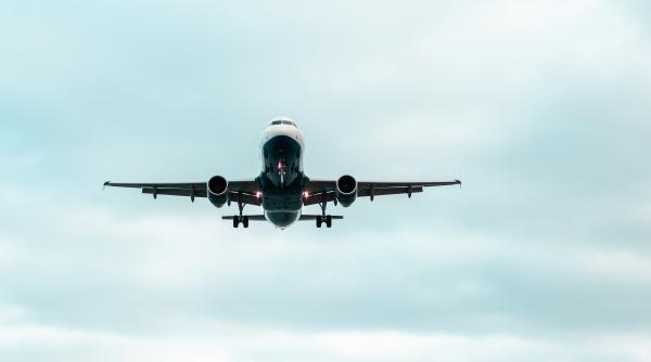 Pasagerii unui avion, evacuați din cauza unei fotografii