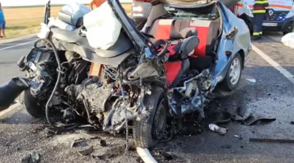 Trei persoane, printre care un adolescent, au murit. Autoturism, spulberat de un TIR în Olt