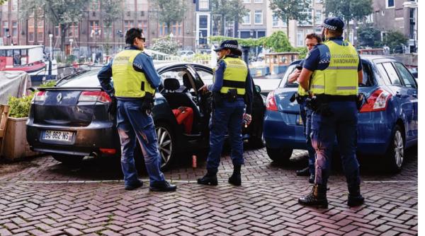 Autoritățile din Olanda, exasperate: „Dacă vedeți plăcuțe de înmatriculare românești, sunați la Poliție”