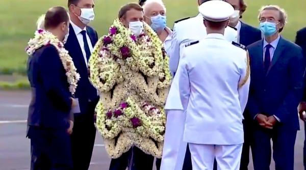 Emmanuel Macron, împodobit cu flori. Adevărul din spatele imaginii care a devenit virală pe internet