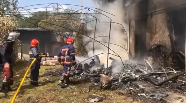 Mai mulți morți în urma prăbuşirii unui avion peste o casă în Ucraina - VIDEO