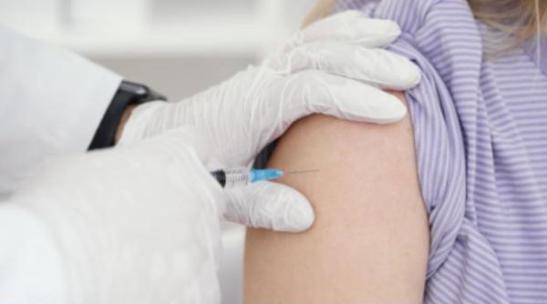 OMS nu recomandă vaccinarea tinerilor, Franța ignoră. Elevii nevaccinați nu mai au voie în școli