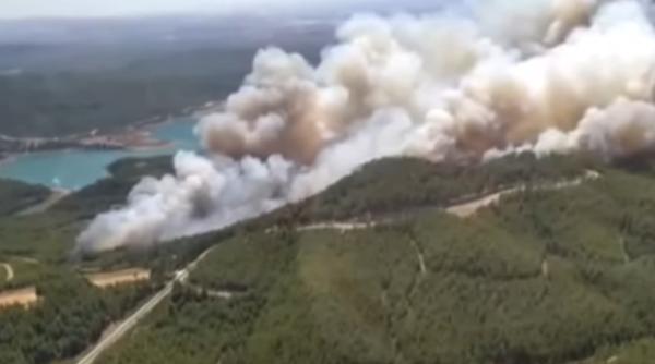 Români, prinși în incendiul uriaş din Antalya: „Afară nu se poate respira!” - VIDEO