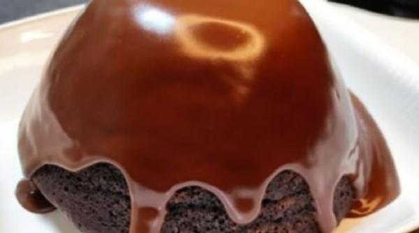 Tort de ciocolată, cu doar 140 de calorii. Fără făină și fără unt, este gata în 5 minute