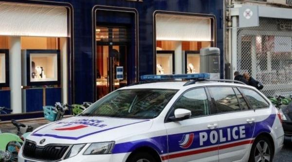 Franta. Un hoț pe o trotineta electrică a jefuit un magazin de lux din Paris. Pradă de peste 2 milioane de euro
