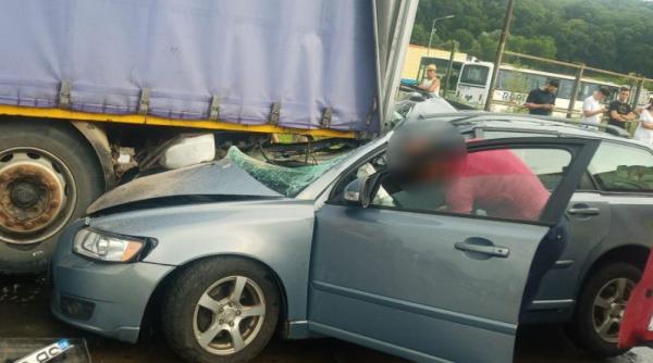 Șoferiță rănită, după ce a intrat cu mașina într-un TIR parcat, pe o șosea din Sibiu