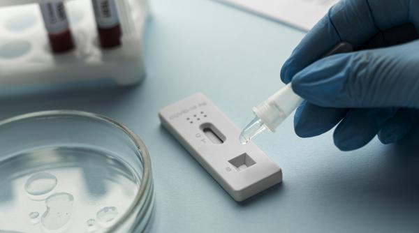 Italia. Autorităţile vor să plafoneze preţul la teste, în paralel cu noile restricţii