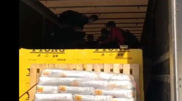 Opt străini au încercat să intre ilegal în ţară. Erau ascunși într-un automarfar, condus de un șofer sârb